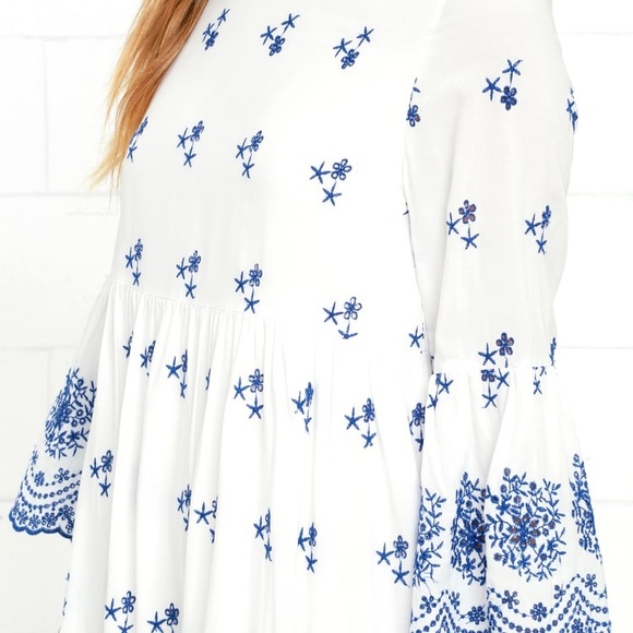 Lovely white bellsleeved dress with blue detailing - Picture 5 of 7